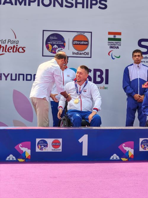 Aleksandar Radišić prima medalju